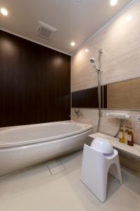 un bagno con vasca, WC e lavandino di ＥＮＴ ＴＥＲＲＡＣＥ ＡＳＡＫＵＳＡ - Vacation STAY 85544v a Tokyo