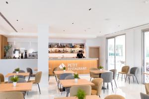 A restaurant or other place to eat at Petit Sagitario Adults only