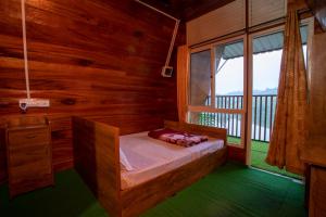 Ambalavayal的住宿－Misty Morning Resorts Wayanad，一间小卧室,配有床和窗户