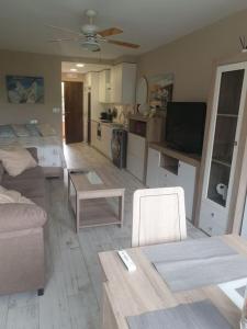 a living room with a couch and a table at Precioso estudio con piscina a 200m del mar in Marbella