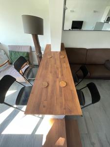 a wooden table in a living room with a couch at Estudio en Eyne Estación in Eyne