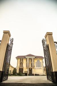 een open poort naar een groot geel gebouw bij Marokand Spa Hotel in Samarkand