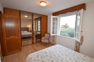 a bedroom with a bed and a window at Chambre d'hôtes et Spa en Luberon in Volx