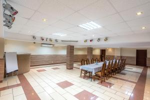 イステブナにあるCentrum Halniakのテーブルと椅子のある会議室 +42枚の写真