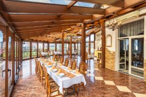 イステブナにあるCentrum Halniakの長いテーブルと椅子のあるダイニングルーム