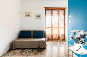 Fiori e Frutti - Appartamento Accessibile في Almese: غرفة بسرير ونافذة وطاولة