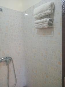 een badkamer met witte handdoeken op een handdoekenrek bij Les jardaine d'ifrane in Ifrane
