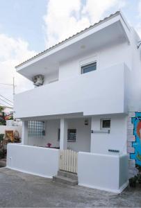 a white house with a white facade at Nikkon summer home in Matala