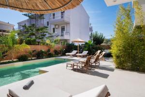een patio met stoelen en een zwembad bij Pnoe - Feel at Home in Lefkada