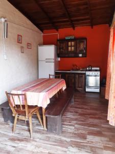 uma cozinha com uma mesa de madeira e um frigorífico em Quinta Jeronima San Vicente 10 personas em San Vicente