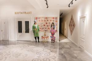 Um par de manequins estão numa sala em Marokand Spa Hotel em Samarkand