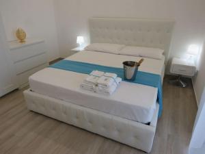 ein Schlafzimmer mit einem Bett mit Handtüchern darauf in der Unterkunft Bellini Luxor - ApartHotel in Molfetta