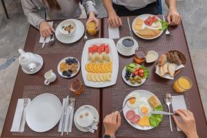 um grupo de pessoas sentadas à mesa com comida para o pequeno-almoço em Marokand Spa Hotel em Samarcanda