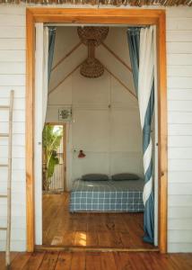 een kamer met een bed in een huis bij Vietnam Surf Camp in Ấp Mỹ Hải