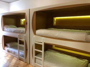 2 Etagenbetten befinden sich in einem Zimmer mit in der Unterkunft Vistas de Lisboa Hostel in Lissabon