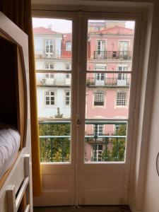 una puerta abierta con vistas a un edificio en Vistas de Lisboa Hostel, en Lisboa