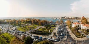 eine geschäftige Stadt mit Autos auf einem Parkplatz in der Unterkunft Dekalb Hotel in Istanbul