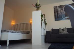 sala de estar con cama y sofá en unique: cozy - balcony - kitchen - netflix, en Bremen