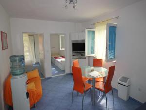 Zdjęcie z galerii obiektu Apartments Roza 1-2 w mieście Jelsa