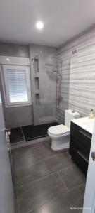 ein Bad mit einer Dusche, einem WC und einem Waschbecken in der Unterkunft Villa silvestre in Toledo