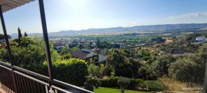 einen Blick auf die Stadt vom Balkon eines Hauses in der Unterkunft Villa silvestre in Toledo