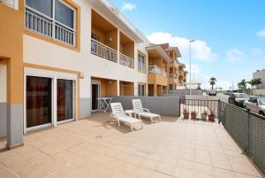 balkon w budynku z krzesłami i patio w obiekcie Tenerife Zen w mieście Callao Salvaje