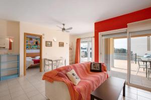 salon z kanapą i jadalnią w obiekcie Tenerife Zen w mieście Callao Salvaje