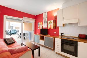 kuchnia z czerwonymi ścianami i salon w obiekcie Tenerife Zen w mieście Callao Salvaje