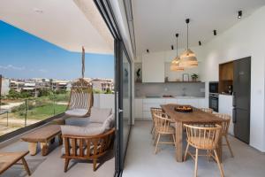 een keuken en eetkamer met een tafel en stoelen bij Pnoe - Feel at Home in Lefkada