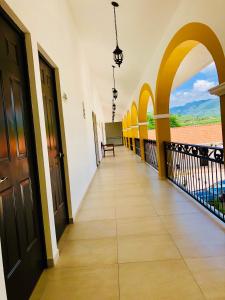 un couloir d'un bâtiment avec des arches et une terrasse couverte dans l'établissement Casa Blanca Hotel, à Jalpan de Serra