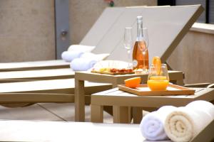 a table with two glasses of orange juice and towels at Villa Julija in Rasopasno