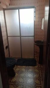 a bathroom with a shower with a glass door at Apartamento amplo e acolhedor, garagem incluída. in Foz do Iguaçu
