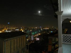 Almennt útsýni yfir borgina Tbilisi eða útsýni yfir borgina eins og það er á hótelinu