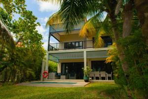 un edificio con balcón en la parte superior en Maison La Plage by Simply-Seychelles en Eden Island