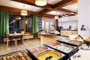 uma grande cozinha com muitas bandejas de comida em Hotel Srdiečko em Tale
