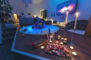 a living room with a tub with two people in it at L'escapade Romantique in Dreuil-lès-Amiens