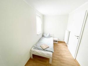 Letto o letti in una camera di Fully Equipped Spacious Worker Apartment