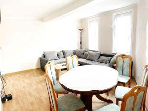 un soggiorno con un tavolo e un divano di Fully Equipped Spacious Worker Apartment a Apolda Altre 4 foto