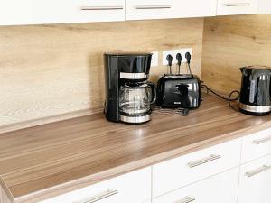 Set per la preparazione di tè e caffè presso Fully Equipped Spacious Worker Apartment