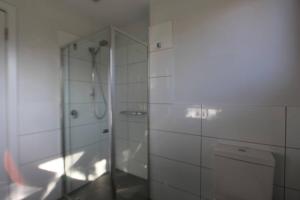 Et badeværelse på Boutique Heidelberg Heights 2BR apartment - G01 + 2 billeder
