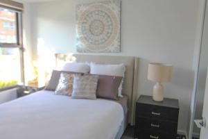 En eller flere senge i et værelse på Boutique Heidelberg Heights 2BR apartment - G01