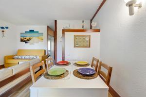 Casa de Praia Tróia في ترويا: مطبخ وغرفة طعام مع طاولة وكراسي