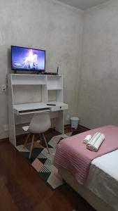 Een bed of bedden in een kamer bij Quarto com ar condicionado em Ubá