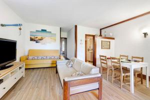Casa de Praia Tróia في ترويا: غرفة معيشة مع أريكة وطاولة