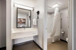 Ένα μπάνιο στο Red Roof Inn Alexandria, LA +32 φωτογραφίες