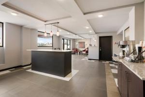 Η κουζίνα ή μικρή κουζίνα στο Red Roof Inn Alexandria, LA