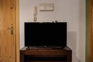 A television and/or entertainment centre at Lazcano Málaga by DV Properties