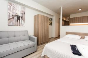 Posteľ alebo postele v izbe v ubytovaní John Central Suites