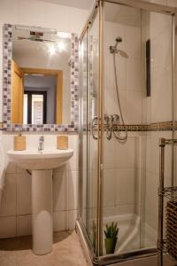 A bathroom at Lazcano Málaga by DV Properties