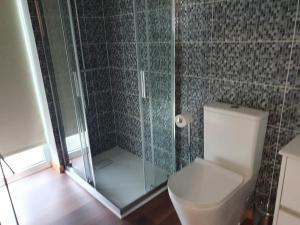 une salle de bains avec toilettes et douche en verre dans l'établissement PIMENTA FOUR HOUSE, à Amarante 9 autres photos